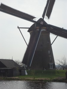 windmill at Kinderdijk on www.adventuresinexpatland.com